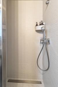 bagno con doccia e lavandino di Retraite Bohème - Projecteur, Netflix, Lac Proche a Estavayer-le-Lac