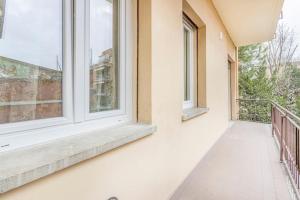 einen leeren Balkon mit zwei Fenstern in einem Gebäude in der Unterkunft Mutina Design Suite - City life & Hesperia Hospital in Modena