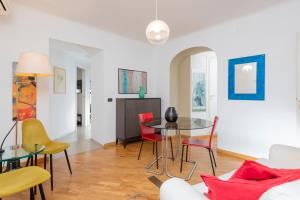 een woonkamer met een tafel en stoelen bij Corso Vittorio Apartments in Rome