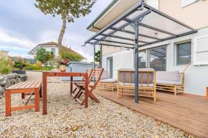 patio con tavolo, sedie e ombrellone di Retraite Bohème - Projecteur, Netflix, Lac Proche a Estavayer-le-Lac