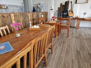 una camera con un lungo tavolo e sedie in legno di Butterfly Rose Beach Resort Phú Quốc Francophone a Phu Quoc