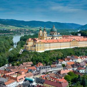 uma vista aérea de um grande edifício com uma cidade em Altstadthaus Marille mit Innenhofterrasse em Melk