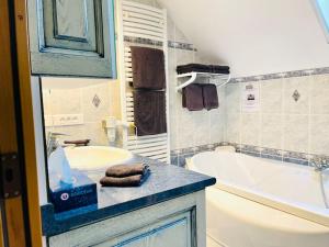 Ένα μπάνιο στο Maison tout confort proche Center Sully La menuis +39 φωτογραφίες