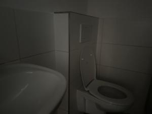 La salle de bains est pourvue de toilettes et d'un lavabo. dans l'établissement One, à Wesselburen
