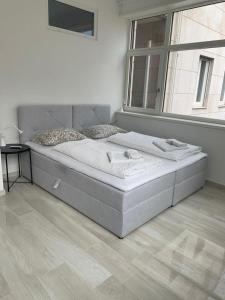 una cama grande en una habitación con ventana en Alps Apartments Viktory, en Bolzano