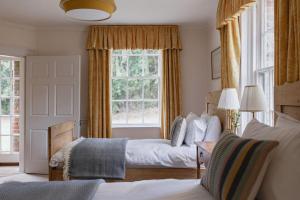 1 dormitorio con 2 camas y ventana en Bears Cottage, en Wood Norton