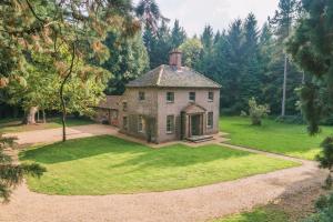 ein altes Haus mitten in einem Hof in der Unterkunft Bears Cottage in Wood Norton