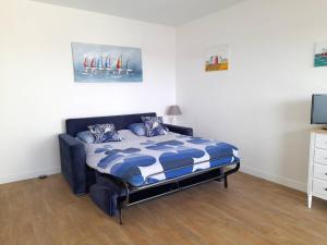 - une chambre avec un lit et une couette bleue et blanche dans l'établissement Studio Le Pouliguen, 1 pièce, 2 personnes - FR-1-392-228, au Pouliguen