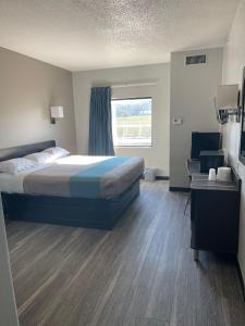 een hotelkamer met een bed en een raam bij Motel 6-Caseyville, IL - Caseyville Il in Caseyville