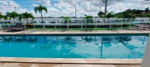 Der Swimmingpool an oder in der Nähe von COPIA0102 - Condomínio Cores de Piatã