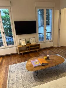 a living room with a coffee table and a flat screen tv at Cosy Apt 4P-porte maillot -palais des congrés in Paris