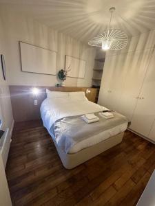 - une chambre avec un lit et 2 serviettes dans l'établissement Cosy Apt 4P-porte maillot -palais des congrés, à Paris