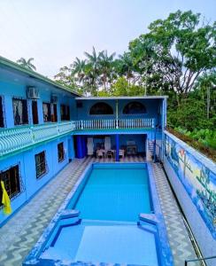 a blue house with a swimming pool at Hotel Alto Amazonas in Leticia