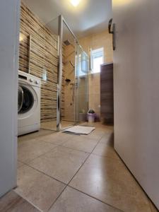 a laundry room with a washing machine and a washer at Guest House Karlobag - Villa Rose in Karlobag