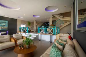 uma sala de estar com um sofá e uma mesa em Pousada Aroma do Mar by Latitud Hoteles em Búzios