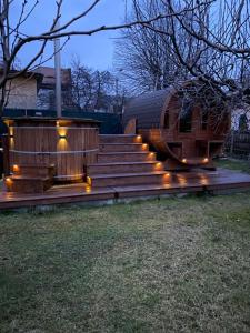 barril de madera con luces en las escaleras en Casa Murgulet en Drăgăşani