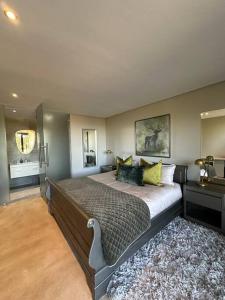 Un dormitorio con una cama grande en una habitación. en Luxury Vineyard Apartment, en Ciudad del Cabo