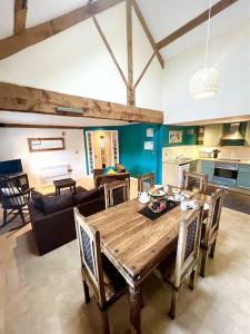ein Wohnzimmer mit einem Holztisch und Stühlen in der Unterkunft Grand Mill: Near to Shops, Attractions, Restaurant in Burton upon Trent