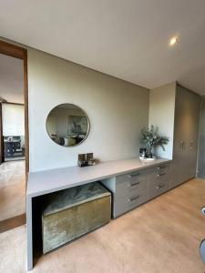 Habitación con encimera con espejo y lavabo. en Luxury Vineyard Apartment, en Ciudad del Cabo 19 fotos más