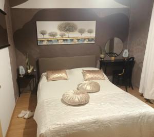 ein Schlafzimmer mit einem Bett mit zwei Kissen darauf in der Unterkunft Apartman Marija in Barban