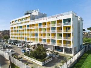 an aerial view of a building with a parking lot at Hotel Roma Tor Vergata in Tor Vergata