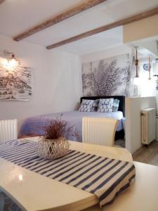 um quarto com uma cama, uma mesa e cadeiras em Apartment Mediterraneo Seagull em Perast