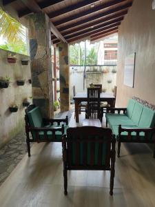 salon z krzesłami, stołem i kanapą w obiekcie Sea front villa w Negombo