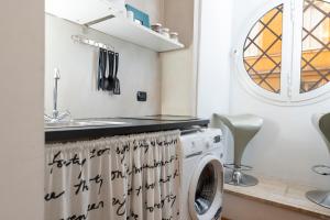 een keuken met een wasmachine en een wastafel bij Corso Vittorio Apartments in Rome