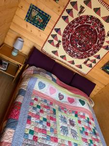 1 dormitorio con 1 cama con edredón en Les Trois Chênes, en Sainte-Gemme