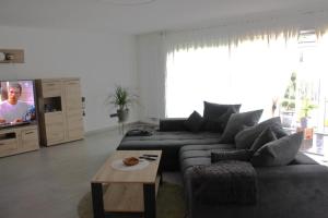 a living room with a couch and a table at NEU! Ferienwohnung Nickel in Ahausen