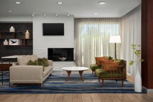un soggiorno con divano, sedie e tavolo di Fairfield Inn & Suites by Marriott Panama City Beach a Panama City Beach