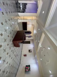 een uitzicht over een trap in een huis bij JD Hotel And Bar. in Accra