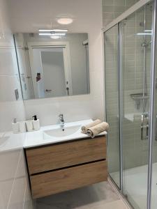 a bathroom with a sink and a shower at Casa Virginia in Los Alcázares