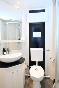 ein Badezimmer mit einer weißen Toilette und einem Waschbecken in der Unterkunft Self check in City Hostel Nordstern in Essen