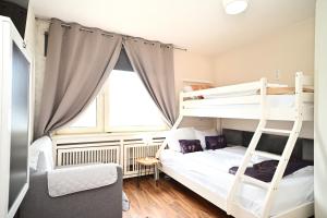 - une chambre avec des lits superposés et une échelle dans l'établissement Self check in City HoStel Nordstern, à Essen