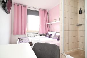 Ein Bett oder Betten in einem Zimmer der Unterkunft Self check in City Hostel Nordstern