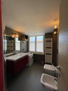 ein Badezimmer mit einem Waschbecken, einer Badewanne und einem WC in der Unterkunft Angolo sul Porto in Brenzone sul Garda