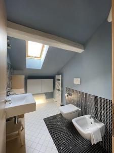 ein Bad mit einem Waschbecken und einem WC in der Unterkunft Angolo sul Porto in Brenzone sul Garda