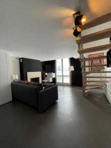 ein Wohnzimmer mit einem Sofa und einer Treppe in der Unterkunft Angolo sul Porto in Brenzone sul Garda