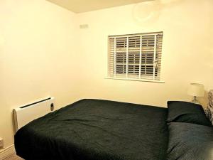 En eller flere senger på et rom på Modern & Cosy 1 bedroom flat