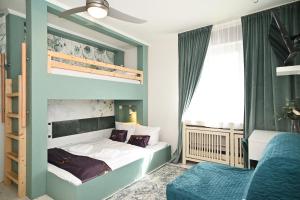 ein Schlafzimmer mit einem Etagenbett und ein blaues Zimmer in der Unterkunft Self check in City Hostel Nordstern in Essen
