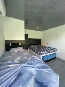 2 camas en una habitación con 2 camas sidx sidx sidx en Apartamento vacacional Galeon Doradal, en Doradal