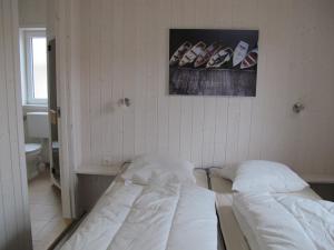 um quarto com uma cama e uma fotografia na parede em Ferienhaus Freibeuterweg 24 em Lübeck
