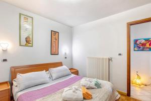 1 dormitorio con 1 cama con toallas en La Maison des Jumeaux, en Châtillon