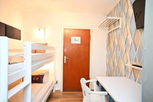 Ein Bett oder Betten in einem Zimmer der Unterkunft Self check in City Hostel Nordstern