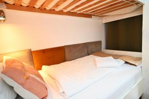 Ein Bett oder Betten in einem Zimmer der Unterkunft Self check in City Hostel Nordstern