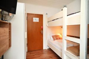 Ein Bett oder Betten in einem Zimmer der Unterkunft Self check in City Hostel Nordstern