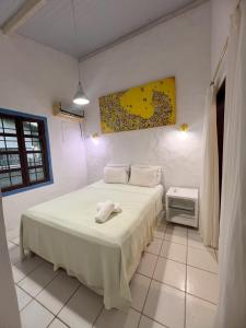 ein Schlafzimmer mit einem Bett und einem Wandgemälde in der Unterkunft Zil Hospeda in Pipa