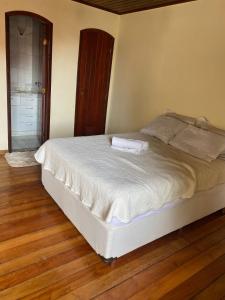 łóżko z dwoma ręcznikami w sypialni w obiekcie Villa Palmeiras Suítes w mieście Cabo Frio