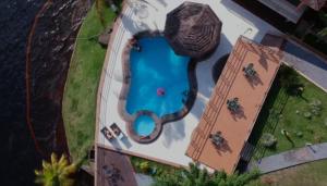 an overhead view of a swimming pool at a resort at HOTEL DA MARGEM in Manaus